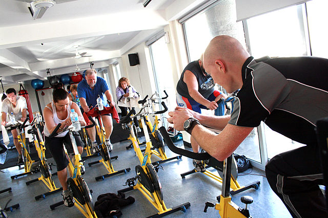 Файл:Cycle Class at a Gym.JPG — Википедия